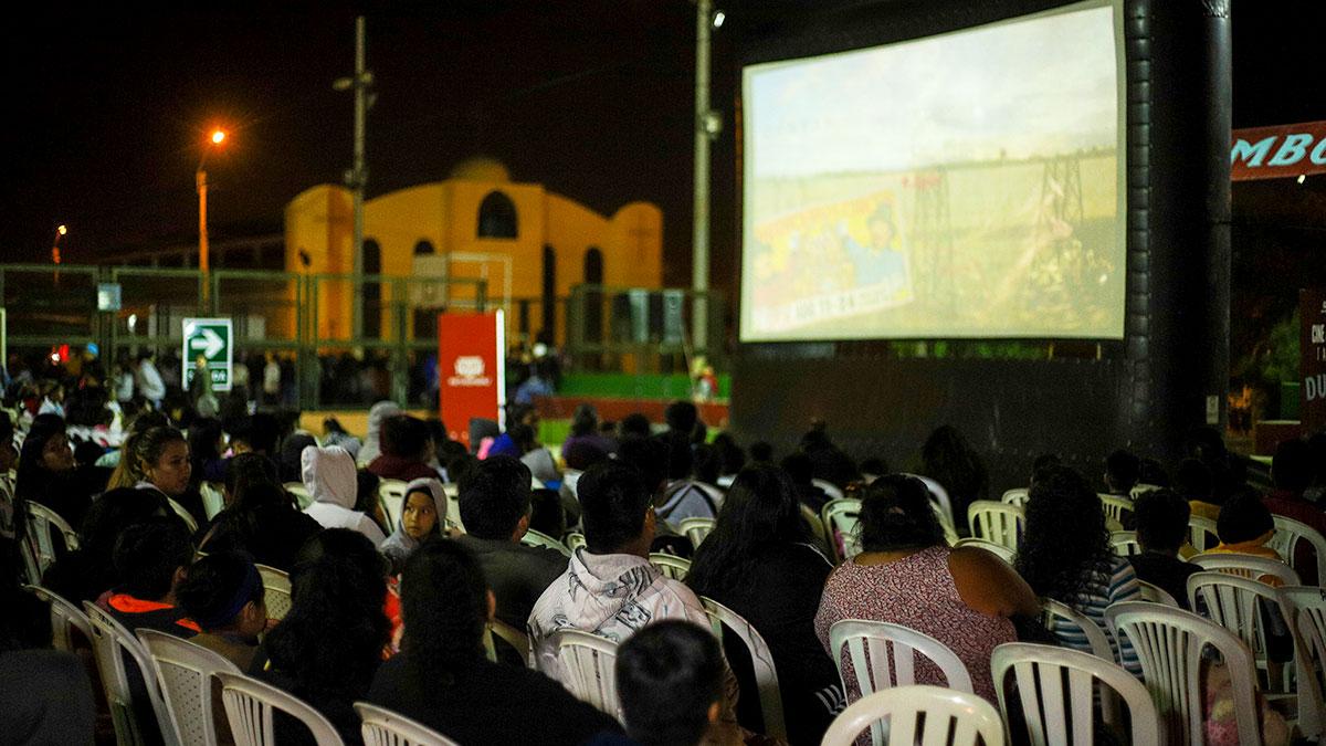 Neighbors of the north Talara cone enjoyed an Outdoor Film Night