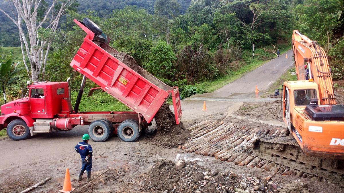 PETROPERÚ apoya mantenimiento de carretera en Manseriche, Loreto