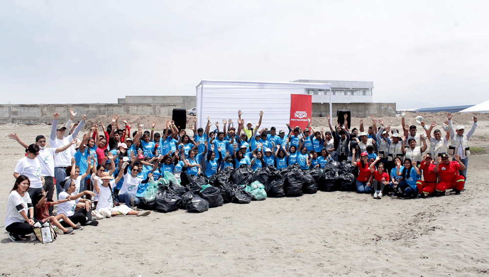Neighbors of Villa El Salvador participated in beach clean-up