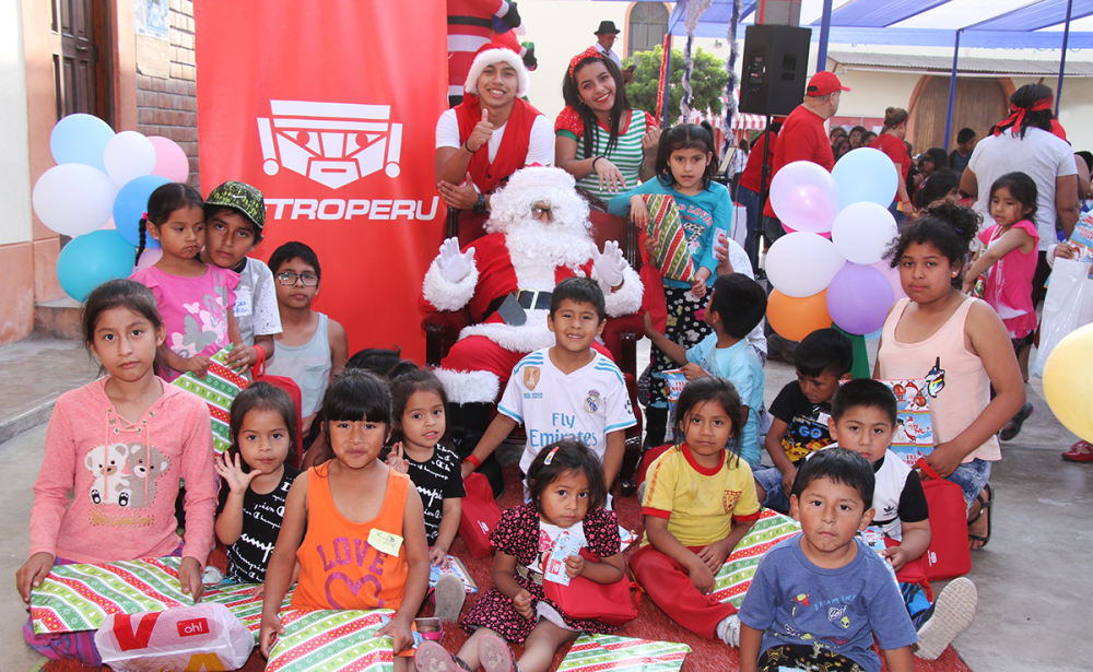 Niños de Villa El Salvador celebraron la Navidad