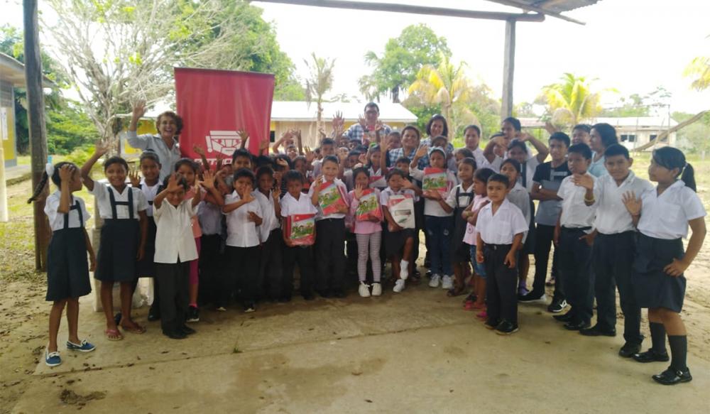 PETROPERÚ entrega 2,700 paquetes de útiles escolares en Iquitos