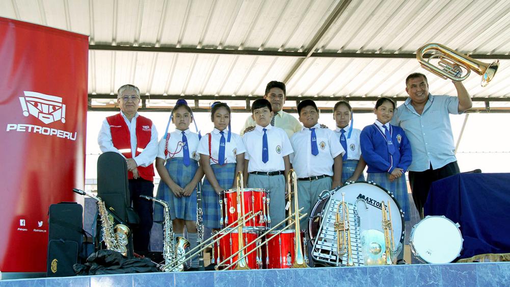 PETROPERÚ donated musical instruments to school bands of Villa El Salvador