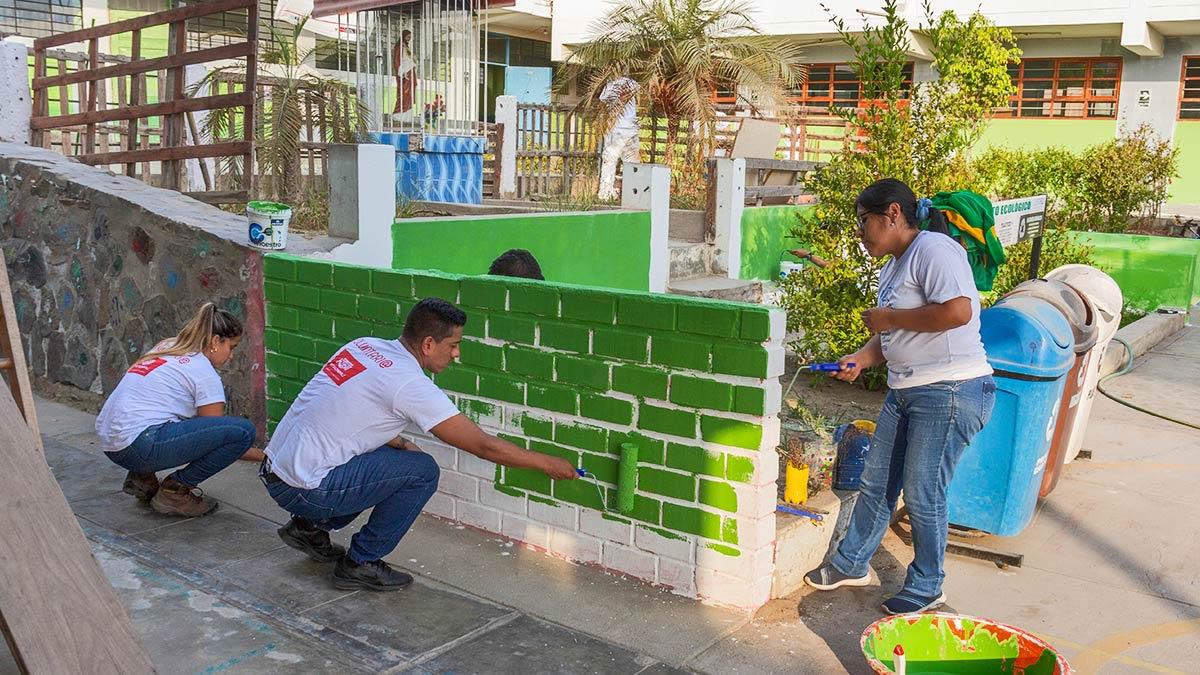 Voluntarios de PETROPERÚ pintan colegio en Villa el Salvador