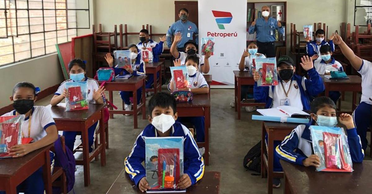 Niños de Villa El Salvador y Lurín recibieron paquetes de útiles escolares