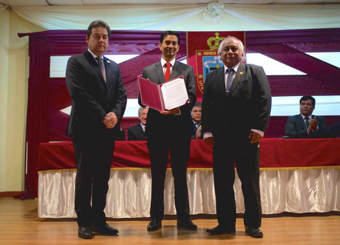 Concejo provincial de Talara entrega medalla de la ciudad a Petroperú