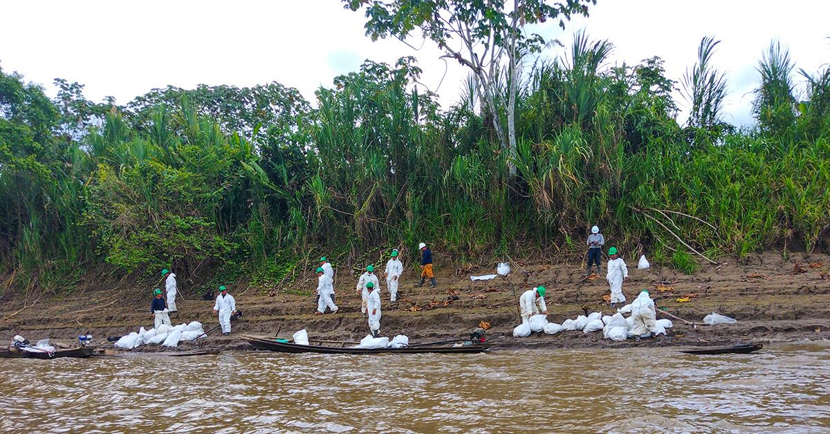 Bloqueo de comunidades impide trabajos de contención y recuperación de crudo y limpieza inicial en río Cuninico