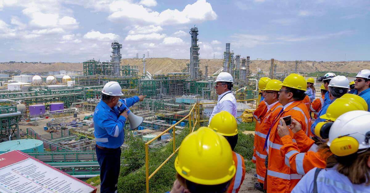 Authorities carry out an inspection visit to the New Talara Refinery