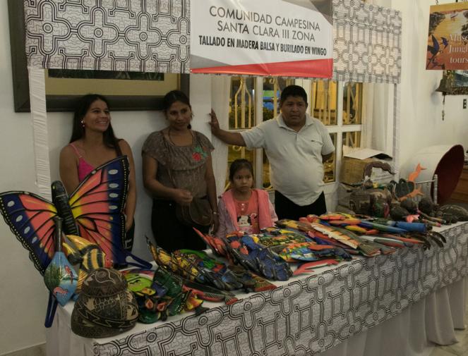 Colocando productos en el mercado de Iquitos