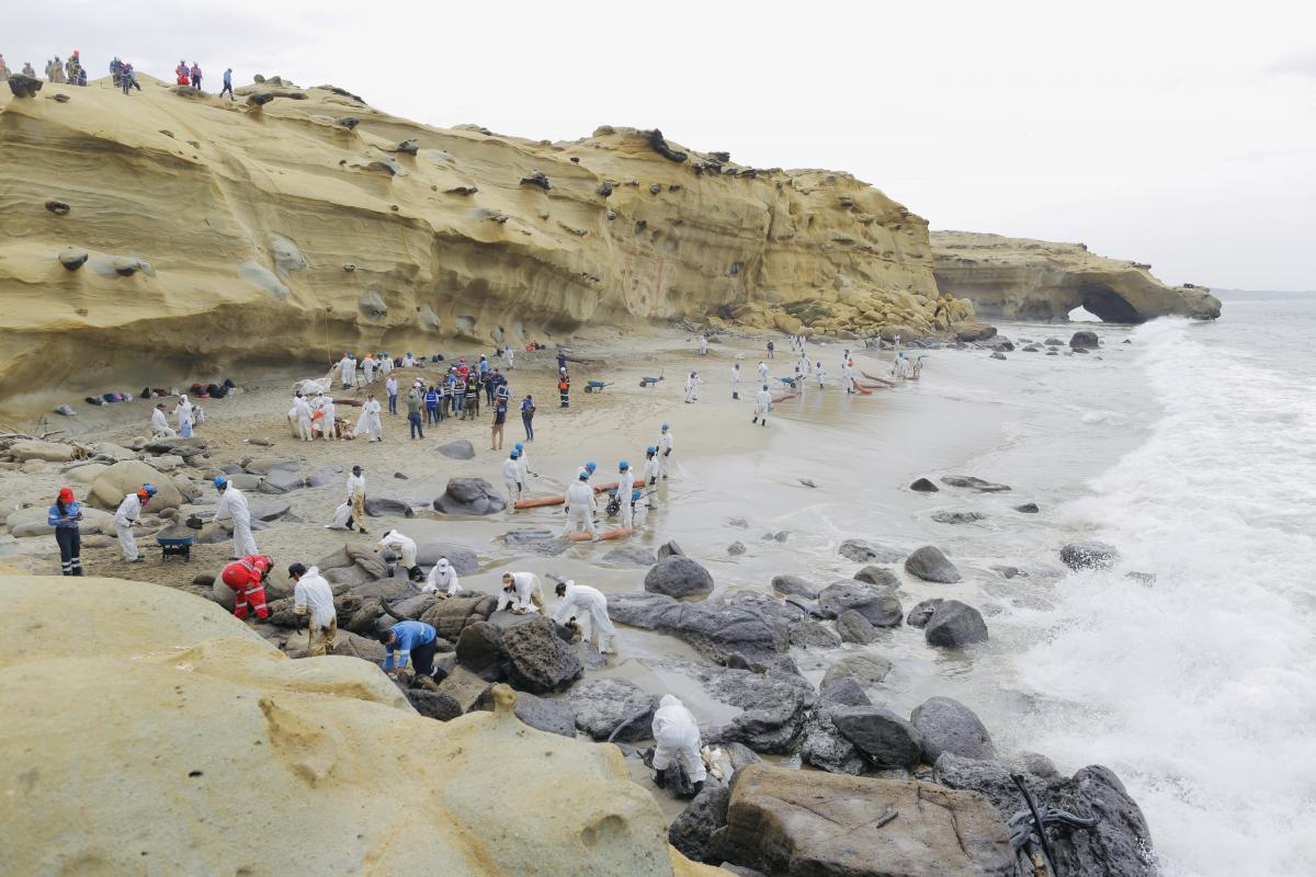 Petroperú continúa con labores de limpieza en playa de Talara