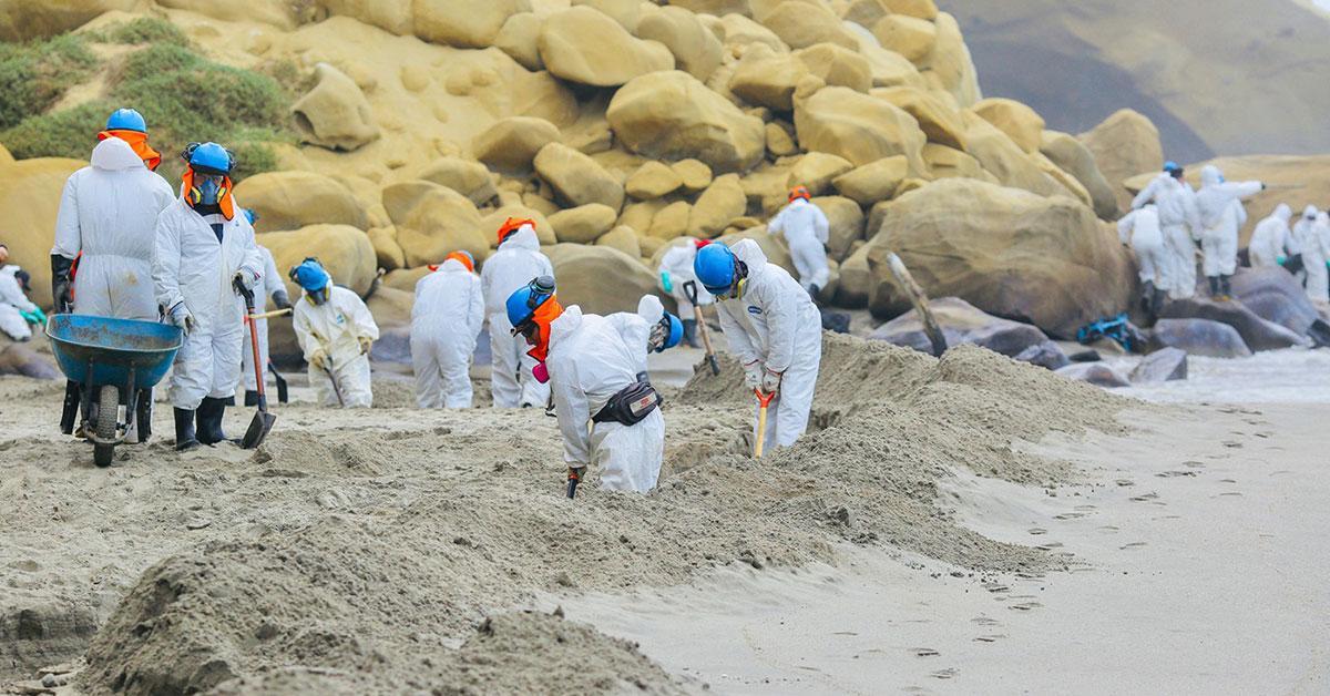 Clean-up work on the Las Capullanas beach in its final stretch