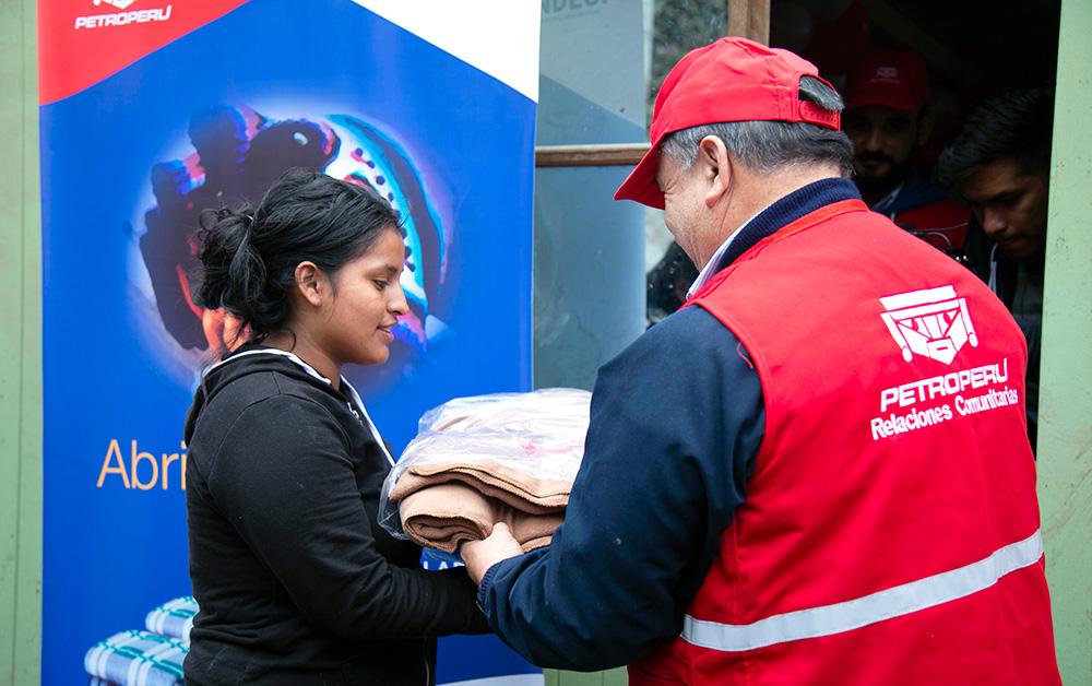 First lot of frazadas delivered to families affected by frosts in Villa Maria del Triunfo